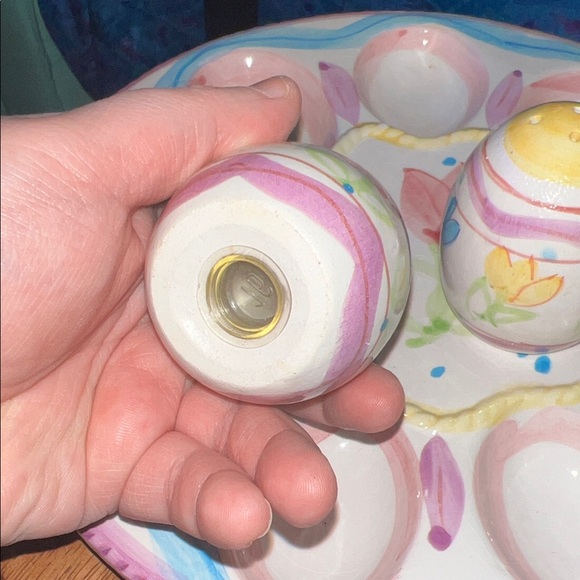 Floral Ceramic Egg Plate with Salt and Pepper Shakers - Picture 4 of 6